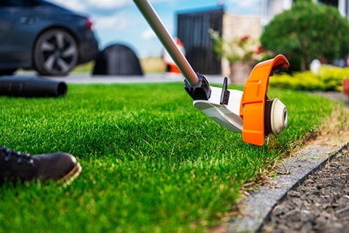 kantenmaaier snijdt gras langs gazon